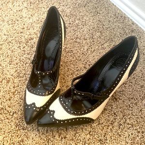 Tory Burch Everly Spectator Pump - 10/11